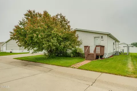 5105 Redcoat Loop, Bismarck, ND 58503 photo 4