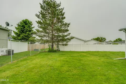 5105 Redcoat Loop, Bismarck, ND 58503 photo 3