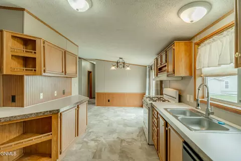 5105 Redcoat Loop, Bismarck, ND 58503 photo 11