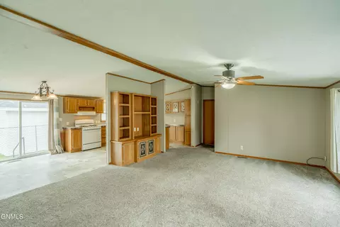 5105 Redcoat Loop, Bismarck, ND 58503 photo 9