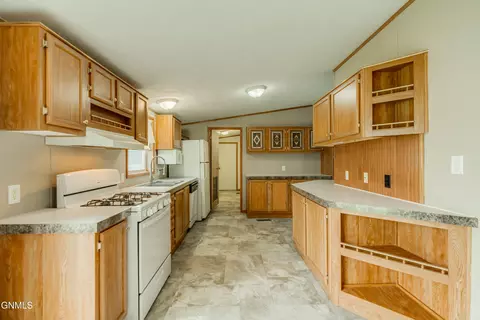5105 Redcoat Loop, Bismarck, ND 58503 photo 13