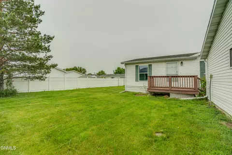 5105 Redcoat Loop, Bismarck, ND 58503 photo 2