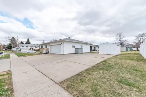 2117 Harmon Ave, Bismarck, ND 58501 photo 28