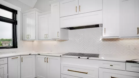 Kitchen - 2008 Larson Rd, Bismarck, ND 58504 photo 4 of 5