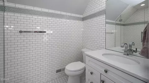 Bath - 2008 Larson Rd, Bismarck, ND 58504 photo 7 of 10