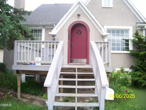 722 12th St, Bismarck, ND 58501