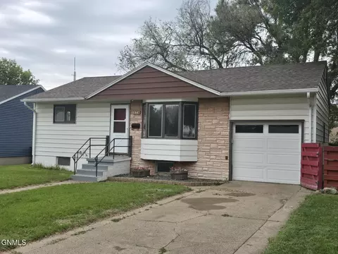 570 Sunset Pl, Bismarck, ND 58504