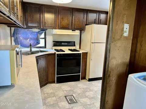305 Dover Dr, Bismarck, ND 58504 photo 7