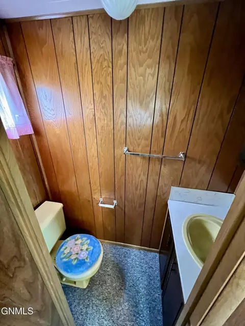 305 Dover Dr, Bismarck, ND 58504 photo 11