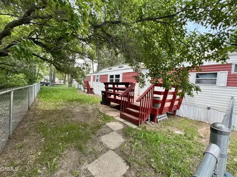 305 Dover Dr, Bismarck, ND 58504 photo 4