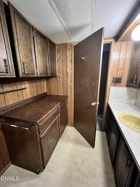 305 Dover Dr, Bismarck, ND 58504 photo 13
