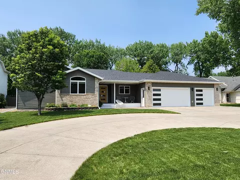 3405 46th Ave SE, Mandan, ND 58554