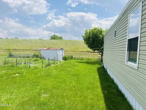 219 Prairie Ln SW, Mandan, ND 58554 photo 9