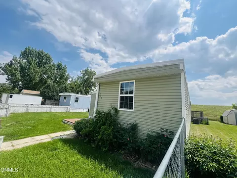 219 Prairie Ln SW, Mandan, ND 58554 photo 4