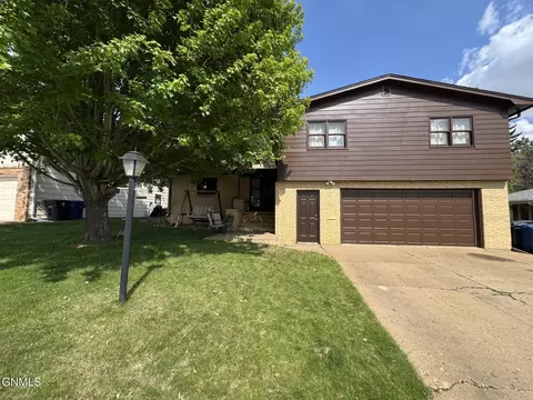 926 7th Ave W, Dickinson, ND 58601