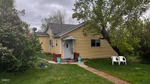 404 Montana St, Westby, MT 59275