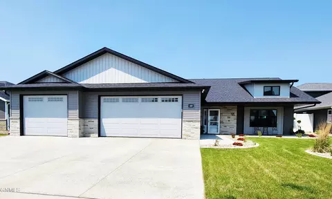 400 Lennox Dr, Bismarck, ND 58504