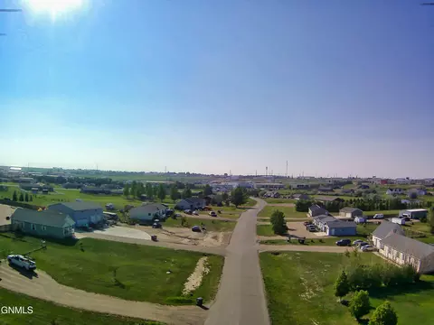 14014 Lake View Dr, Williston, ND 58801 photo 8