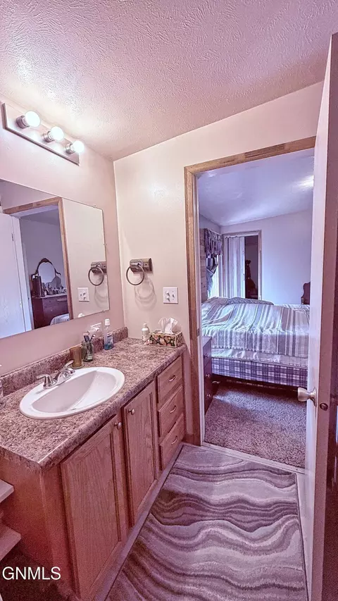 14014 Lake View Dr, Williston, ND 58801 photo 36