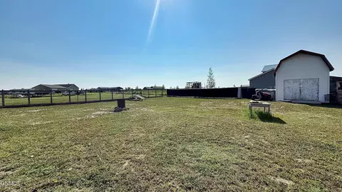 14014 Lake View Dr, Williston, ND 58801 photo 4