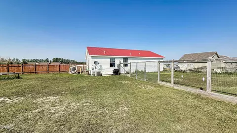 14014 Lake View Dr, Williston, ND 58801 photo 3