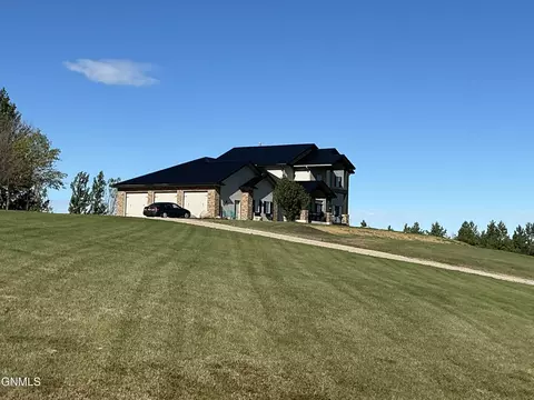 10714 Lilly Dr, Bismarck, ND 58503