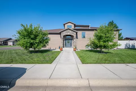 Exterior - 929 Pheasant Run Ave, Dickinson, ND 58601 photo 18 of 20