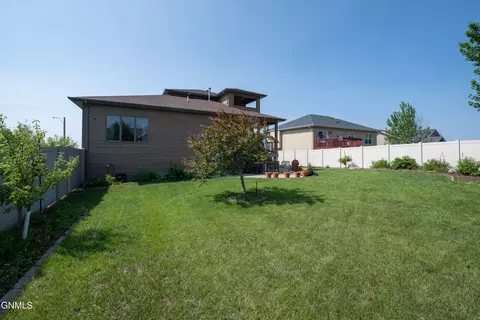 Exterior - 929 Pheasant Run Ave, Dickinson, ND 58601 photo 12 of 20