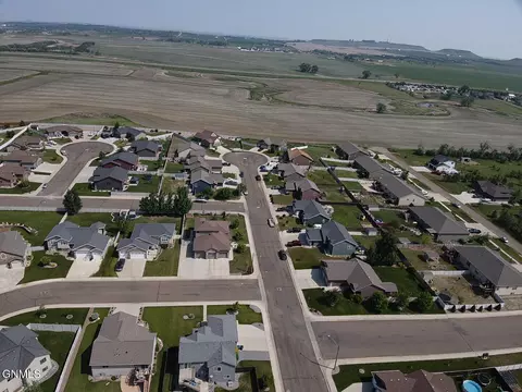 View/Area - 929 Pheasant Run Ave, Dickinson, ND 58601 photo 5 of 9