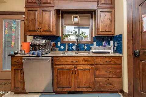 Kitchen - 929 Pheasant Run Ave, Dickinson, ND 58601 photo 10 of 12