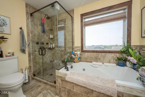 Bath - 929 Pheasant Run Ave, Dickinson, ND 58601 photo 7 of 13