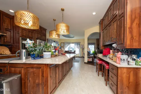 Kitchen - 929 Pheasant Run Ave, Dickinson, ND 58601 photo 11 of 12