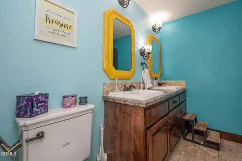 Bath - 929 Pheasant Run Ave, Dickinson, ND 58601 photo 3 of 13