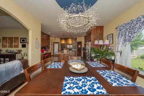 Dining - 929 Pheasant Run Ave, Dickinson, ND 58601 photo 4 of 5