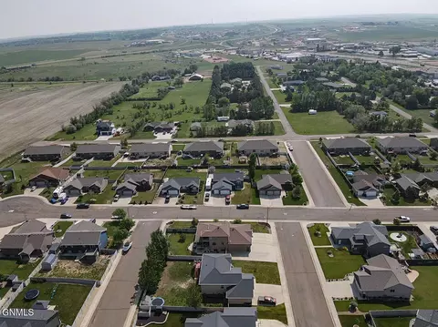 View/Area - 929 Pheasant Run Ave, Dickinson, ND 58601 photo 7 of 9