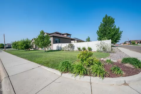 Exterior - 929 Pheasant Run Ave, Dickinson, ND 58601 photo 16 of 20