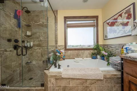 Bath - 929 Pheasant Run Ave, Dickinson, ND 58601 photo 6 of 13