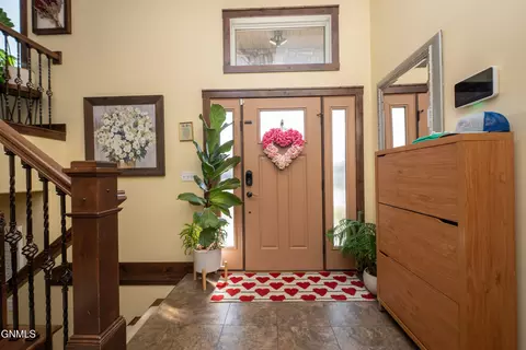 Entry Way - 929 Pheasant Run Ave, Dickinson, ND 58601 photo 4 of 6