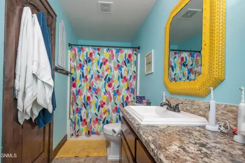 Bath - 929 Pheasant Run Ave, Dickinson, ND 58601 photo 2 of 13