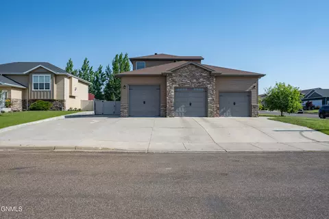 Exterior - 929 Pheasant Run Ave, Dickinson, ND 58601 photo 1 of 20