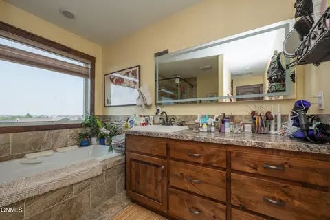 Bath - 929 Pheasant Run Ave, Dickinson, ND 58601 photo 5 of 13