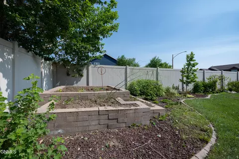 Exterior - 929 Pheasant Run Ave, Dickinson, ND 58601 photo 9 of 20