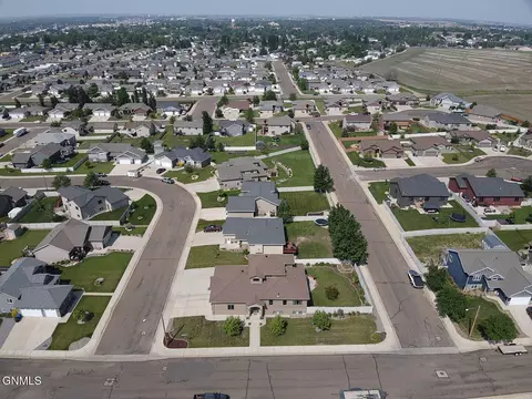 View/Area - 929 Pheasant Run Ave, Dickinson, ND 58601 photo 3 of 9