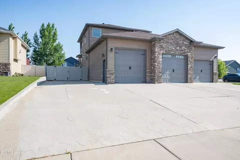 Exterior - 929 Pheasant Run Ave, Dickinson, ND 58601 photo 2 of 20