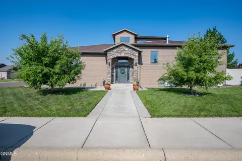 Exterior - 929 Pheasant Run Ave, Dickinson, ND 58601 photo 3 of 20
