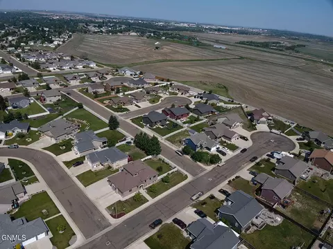 View/Area - 929 Pheasant Run Ave, Dickinson, ND 58601 photo 4 of 9