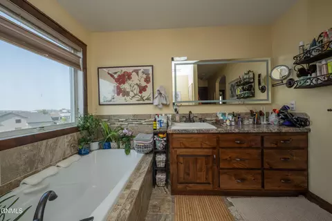 Bath - 929 Pheasant Run Ave, Dickinson, ND 58601 photo 9 of 13