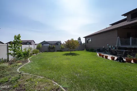 Exterior - 929 Pheasant Run Ave, Dickinson, ND 58601 photo 11 of 20