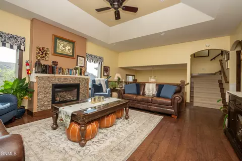 Living - 929 Pheasant Run Ave, Dickinson, ND 58601 photo 3 of 3