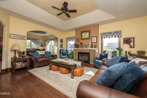 Living - 929 Pheasant Run Ave, Dickinson, ND 58601 photo 1 of 3